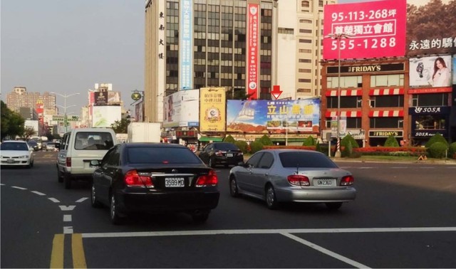 P-0220鐵架廣告塔-高雄市中華三路vs五福路口-大立精品館、城市光廊、大統百貨、新崛江廣告看板