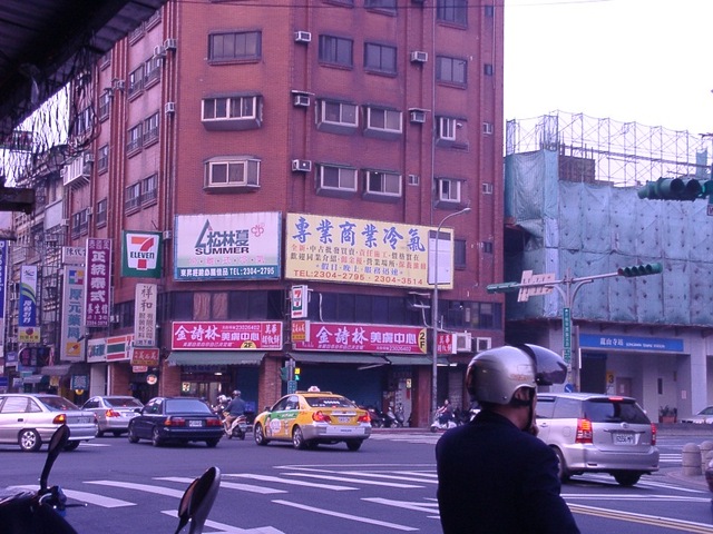 台北市萬華區康定路＆和平西路3段（三角窗路口）